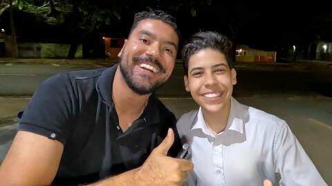Fen&ocirc;meno da internet, pastor mirim lota igreja no bairro Cai&ccedil;ara
