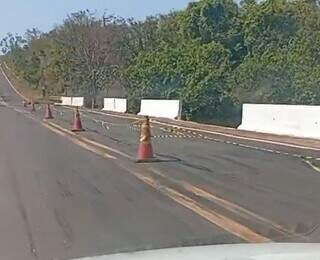 Asfalto come&ccedil;a a ceder sobre ponte do Rio Sucuri&uacute; e via &eacute; interditada