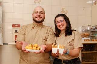 Casal vira Sr. e Sra. Farinha para resgatar os biscoitos de fam&iacute;lia