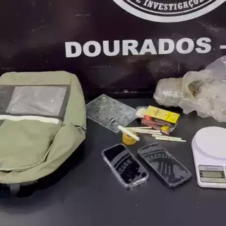 Filho &eacute; preso por tr&aacute;fico e posse de arma ap&oacute;s amea&ccedil;ar m&atilde;e adotiva