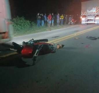 Motociclista morre atropelado por carreta em avenida