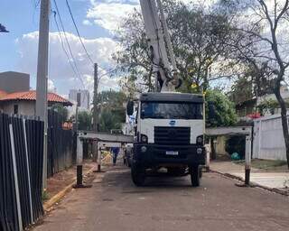 Caminh&atilde;o-betoneira impede acesso de moradores &agrave;s pr&oacute;prias casas