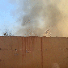 Inc&ecirc;ndio em terreno cobre condom&iacute;nio de fuma&ccedil;a e atinge casa na Vila Nasser