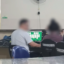 Funcion&aacute;rio &eacute; flagrado jogando em computador enquanto pacientes aguardam no UPA