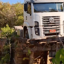 Caminh&atilde;o fica preso em &quot;ponte caindo aos peda&ccedil;os&quot; em Camapu&atilde;