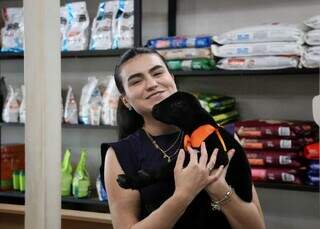 Dona paga at&eacute; spa para os cabritos Bento e Princesa em pet shop