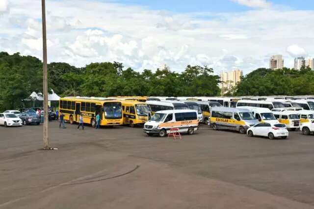 Ap&oacute;s paralisa&ccedil;&atilde;o, Prefeitura assina 17 contratos de transporte escolar rural