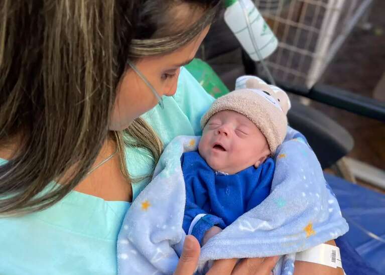 Amanda viveu gravidez em meio ao lúpus, esclerose e púrpura