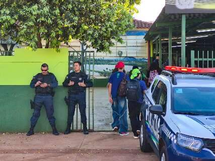 Escola amanhece com PM e apreens&atilde;o dos pais ap&oacute;s aluna amea&ccedil;ar colega com faca