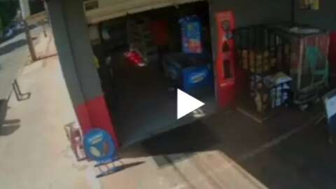 Assaltantes que agrediram motorista durante roubo de carro s&atilde;o presos