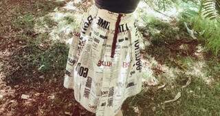 Brenda faz as pr&oacute;prias roupas, da saia de jornal &agrave; jaqueta colorida