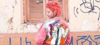 Brenda faz as pr&oacute;prias roupas, da saia de jornal &agrave; jaqueta colorida