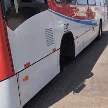 Roda de &ocirc;nibus do transporte coletivo se solta durante trajeto