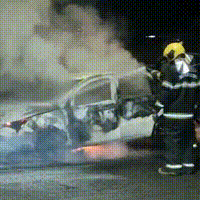 Gol fica destru&iacute;do ap&oacute;s pegar fogo em avenida do Jardim Leblon