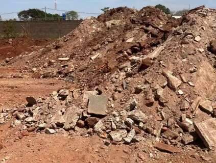 Empresas a servi&ccedil;o da prefeitura s&atilde;o flagradas em descarte irregular de entulho