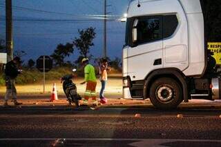 Motociclista fica ferida em acidente com carreta em trecho cr&iacute;tico da BR-163