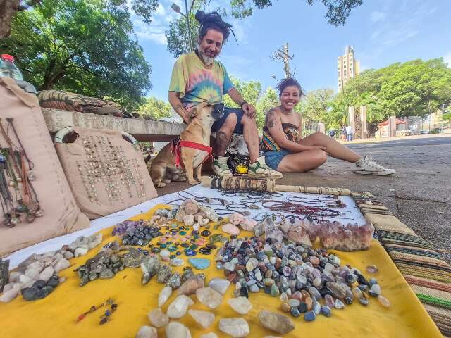 H&aacute; 6 anos, casal trocou rotina para viajar com cachorro vendendo arte