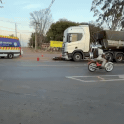 Motociclista fica ferida em acidente com carreta em trecho cr&iacute;tico da BR-163