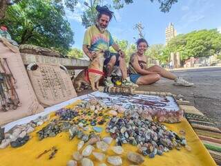 H&aacute; 6 anos, casal trocou rotina para viajar com cachorro vendendo arte