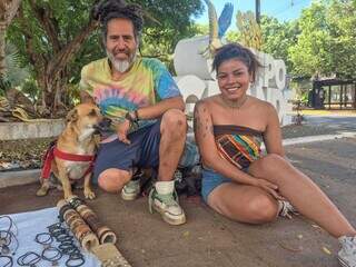 H&aacute; 6 anos, casal trocou rotina para viajar com cachorro vendendo arte