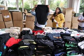 Madrugada fria n&atilde;o afastou quem chegou 1h para garantir roupas em bazar de R$ 30