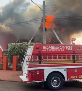 Casa hist&oacute;rica &eacute; destru&iacute;da por inc&ecirc;ndio; bombeiros atuam no combate &agrave;s chamas