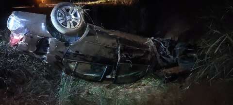 Jovem fica presa embaixo de carro ap&oacute;s capotagem na rodovia
