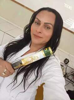 Ap&oacute;s 15 anos entre &ldquo;esquina e biqueira&rdquo;, Monique comemora diploma para trabalhar