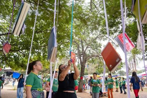 Feira convoca leitores a doarem livros para a &Aacute;rvore do Saber