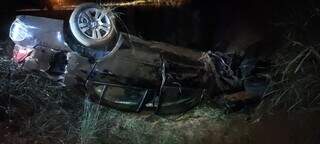 Jovem fica presa embaixo de carro ap&oacute;s capotagem na rodovia