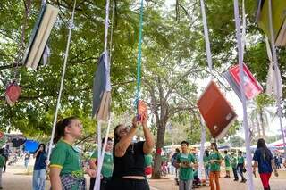 Feira convoca leitores a doarem livros para a &Aacute;rvore do Saber
