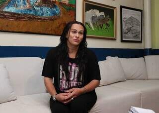Ap&oacute;s 15 anos entre &ldquo;esquina e biqueira&rdquo;, Monique comemora diploma para trabalhar