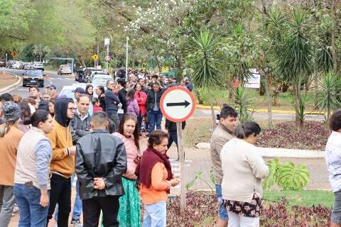 Campo-grandenses enfrentam frio de 13&deg;C e teve quem chegou 1h para fila de bazar