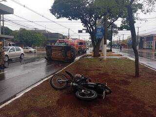 Motociclista é arremessada após colisão com carro no centro de Dourados Motociclista é arremessada após colisão com carro no centro de Dourados
