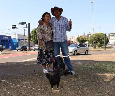 Rec&eacute;m-chegados a MS, casal venezuelano improvisa &quot;banca de aves&quot; na Afonso Pena