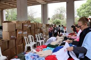 Madrugada fria n&atilde;o afastou quem chegou 1h para garantir roupas em bazar de R$ 30