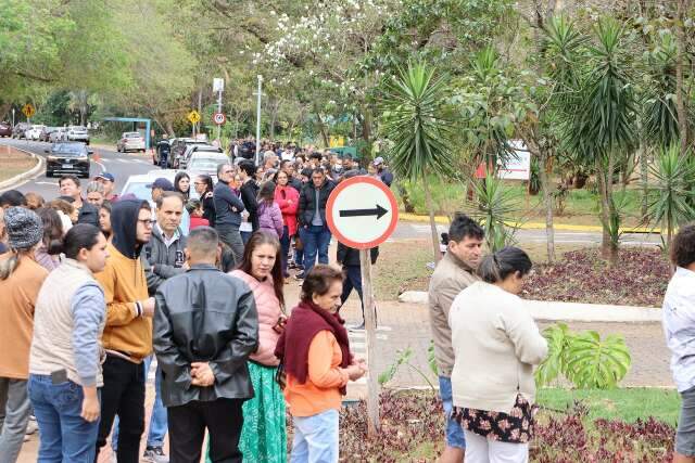 Madrugada fria n&atilde;o afastou quem chegou 1h para garantir roupas em bazar de R$ 30