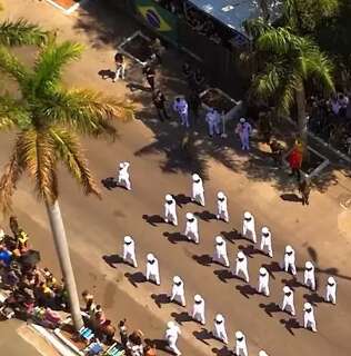 Sob sol forte, popula&ccedil;&atilde;o participa do desfile de Independ&ecirc;ncia em Corumb&aacute;