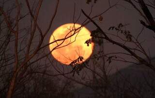 Por que a Lua está alaranjada? Poluição e queimadas explicam o fenômeno Por que a Lua está alaranjada? Poluição e queimadas explicam o fenômeno