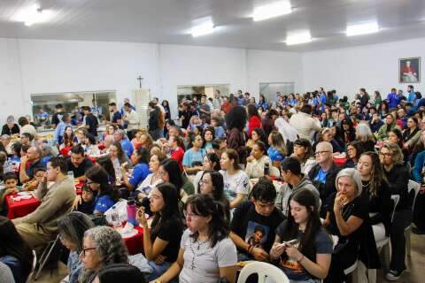 Madrugada de f&eacute; e sal&atilde;o lotado para assistir &agrave; canoniza&ccedil;&atilde;o de Carlo Acutis