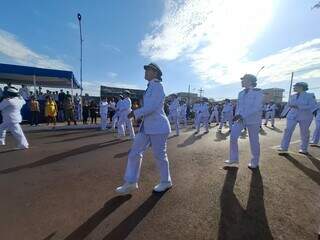Lad&aacute;rio tem barco e helic&oacute;ptero no desfile de 7/9, mas p&uacute;blico t&iacute;mido