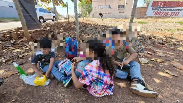 Irm&atilde;os fogem de casa para visitar a av&oacute; e s&atilde;o encontrados ap&oacute;s quase 10 km