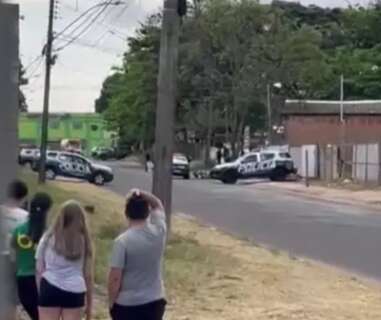 Policial &eacute; atropelado por jovem que empinava motocicleta 