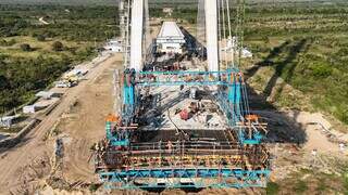Conclus&atilde;o de pilar de sustenta&ccedil;&atilde;o no lado brasileiro marca avan&ccedil;o de ponte