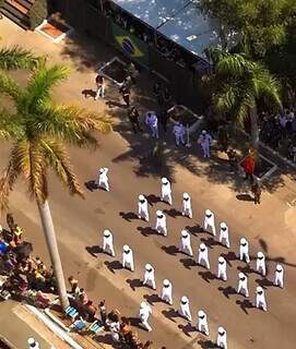 Sob sol forte, popula&ccedil;&atilde;o participa do desfile de Independ&ecirc;ncia em Corumb&aacute;