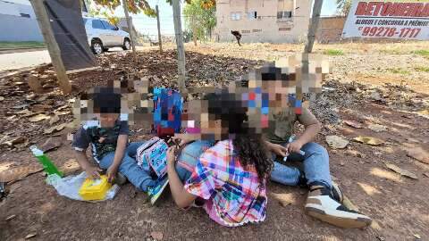 Irm&atilde;os fogem de casa para visitar a av&oacute; e s&atilde;o encontrados ap&oacute;s quase 10 km