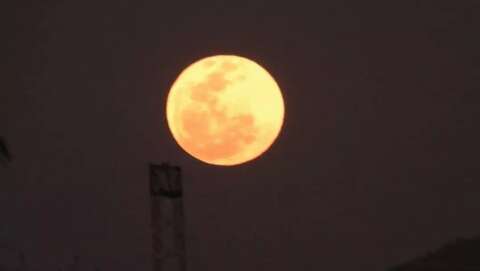 Por que a Lua est&aacute; alaranjada? Polui&ccedil;&atilde;o e queimadas explicam o fen&ocirc;meno