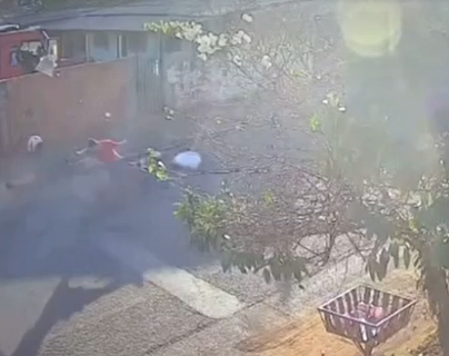 Motociclista &quot;voa&quot; ap&oacute;s bater em caminh&atilde;o estacionado e morre