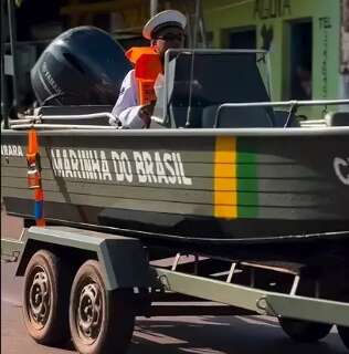Lad&aacute;rio tem barco e helic&oacute;ptero no desfile de 7/9, mas p&uacute;blico t&iacute;mido