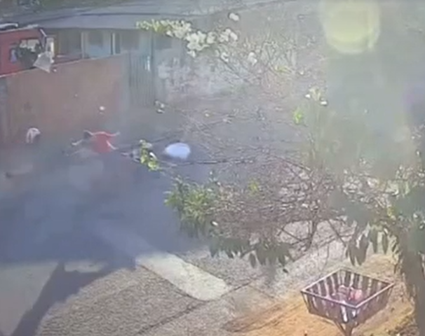 Motociclista &quot;voa&quot; ap&oacute;s bater em caminh&atilde;o estacionado e morre